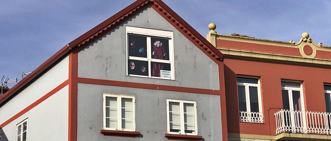 La dichosa pandemia ha cambiado las tornas, y en vez de estar los disfraces en las calles y los curiosos en las ventanas mirándolos pasar, aquí sucede al revés. Ejemplo de ello vemos en esta casa del frente marítimo de Moaña, donde los curruvellos miran con expresión de sorpresa a los paseantes, que les devuelven la mirada extrañados por las vueltas que da la vida...