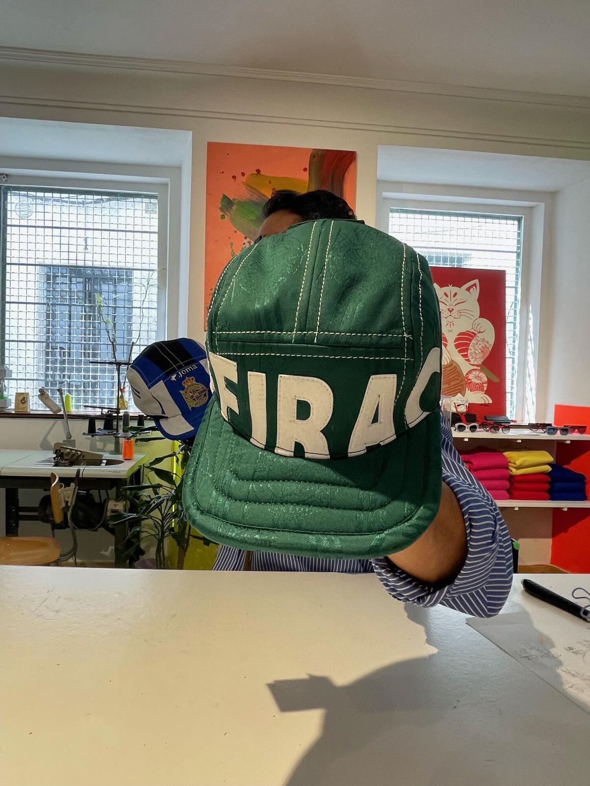 La gorra Feiraco y la blanquiazul en honor al centenariazo hechas por Ferdy Estudio. La gorra Feiraco y la blanquiazul en honor al centenariazo hechas por Ferdy Estudio.