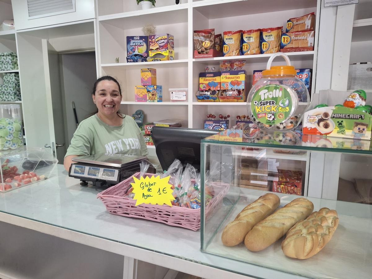 Inma, detrás del mostrador de su panadería.