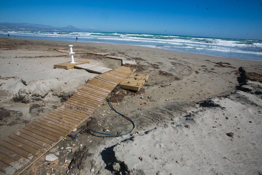 Tres edificios de la playa de San Juan siguen anegados y 120 viviendas sin luz ni agua