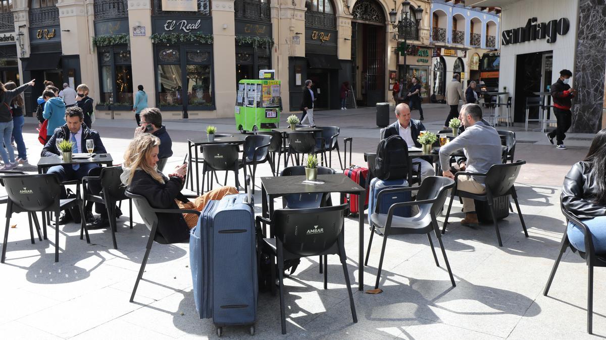 Terrazas animadas en el entorno de la plaza del  Pilar, en Zaragoza.