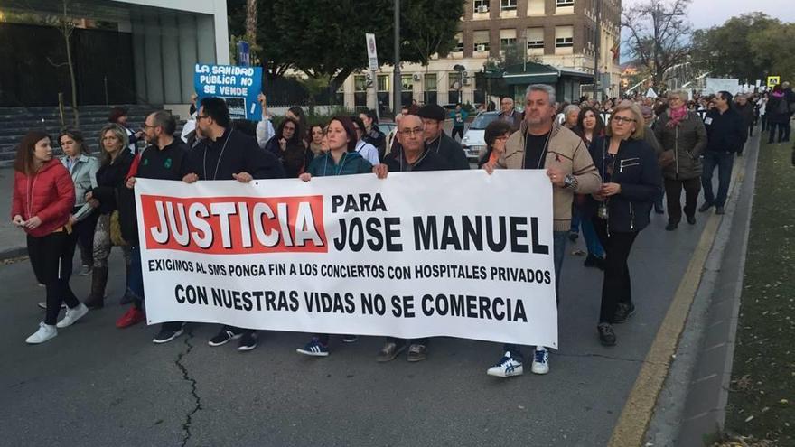 Familiares de José Manuel González participaron el jueves en la manifestación de la Marea Blanca para pedir justicia por la muerte del joven.