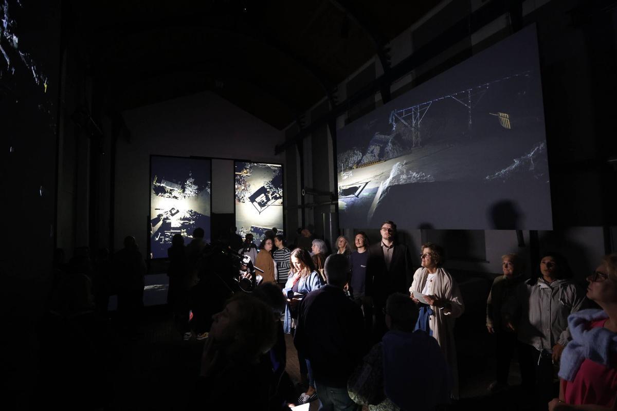 Público en la inauguración de la exposición "Pulse to the Earth" en el pozo Santa Bárbara.