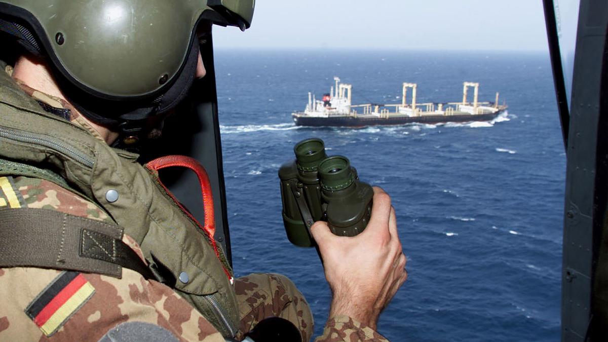 Tropas alemanas vigilan la navegación marítima en el golfo de Adén.