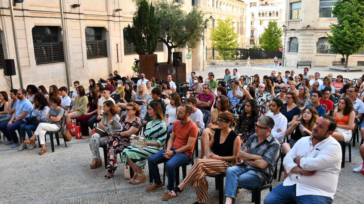 Familiares y directores de los institutos, durante la entrega de premios.