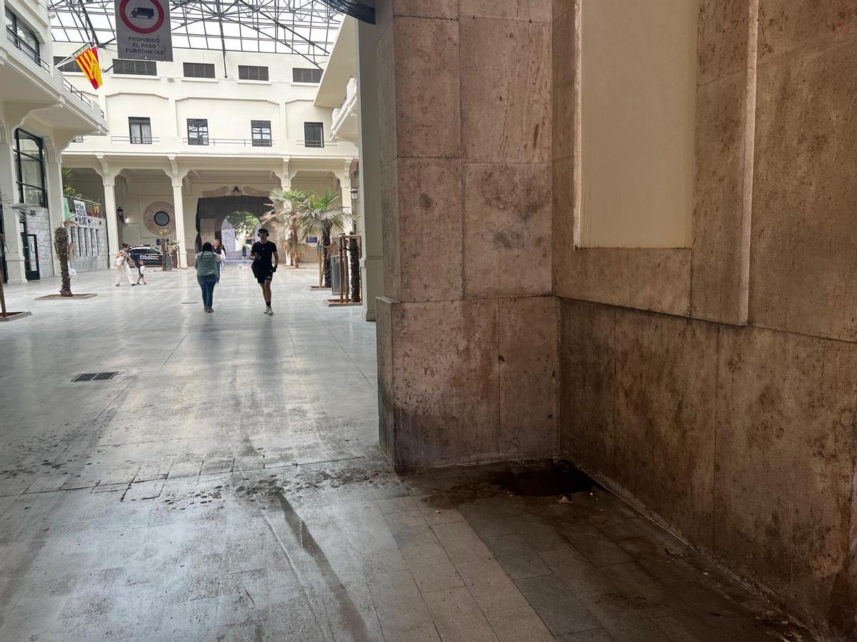 Suciedad en el interior del Mercado de Abastos