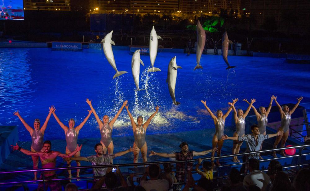 El Oceanogràfic presentó su nuevo espectáculo nocturno en el que a través de la música, danza, natación sincronizada y, por supuesto, los delfines. se narra la historia del papel negativo que la humanidad ha tenido sobre los océanos,  el mal que ha producido y cómo se puede reconducir esta situación