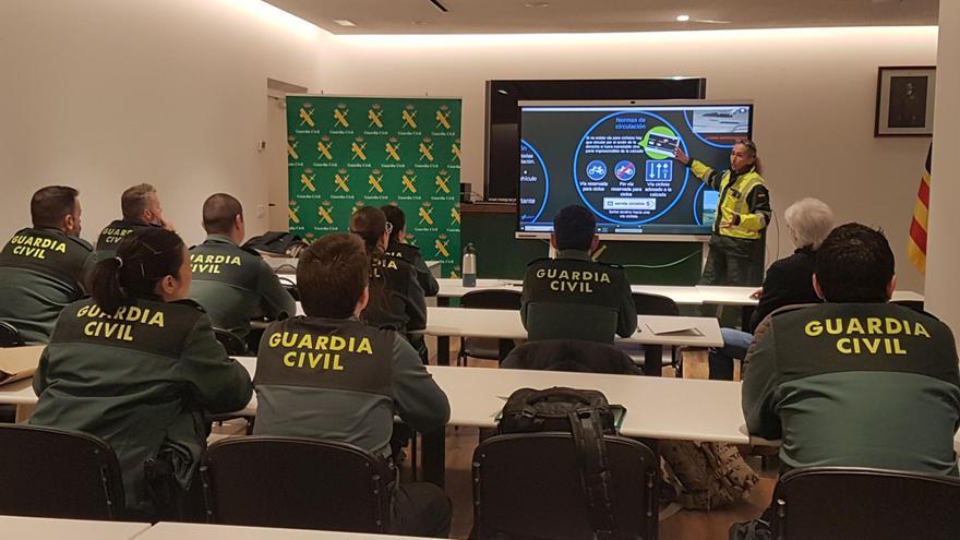 La Guardia Civil recibe formación para mejorar la seguridad de los centros educativos