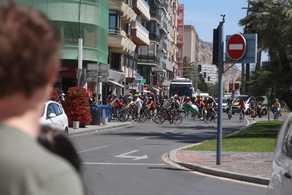 Un momento de la &quot;bicifestación&quot; por el centro de Alicante