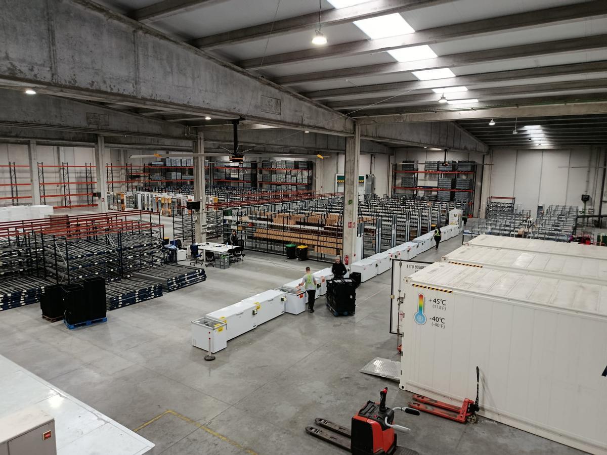 L'interior del magatzem logístic de Food for Joe a Massanes.
