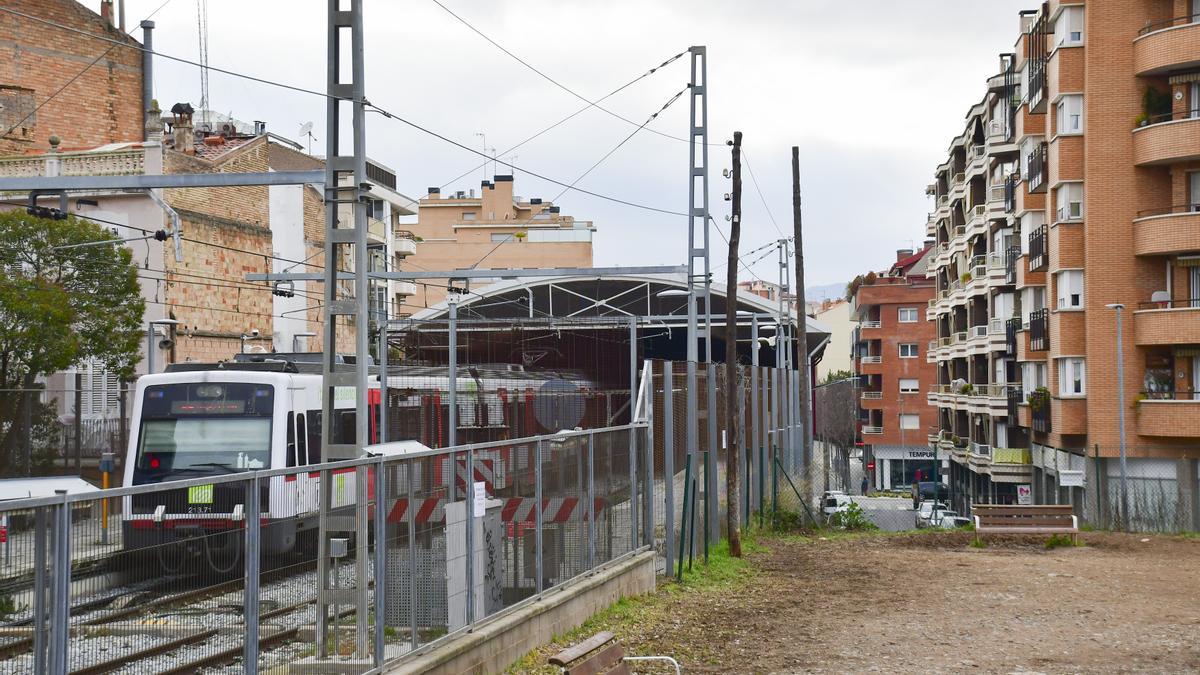 Tren de Ferrocarrils circulant pel tram de Manresa