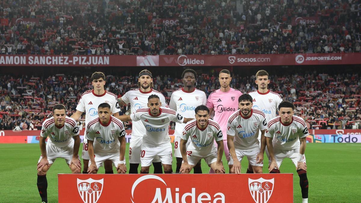 Los jugadores del Sevilla posan antes del partido ante el Valencia en el Sánchez Pizjuán
