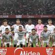Los jugadores del Sevilla posan antes del partido ante el Valencia en el Sánchez Pizjuán