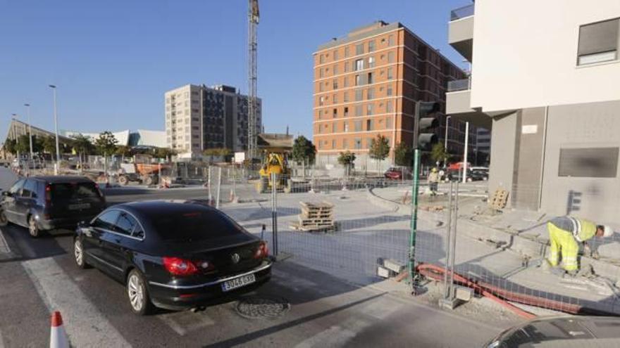 Las obras para construir la rotonda del Vinalopó y el solar del edificio que verá reducir parte de las aceras colindantes .