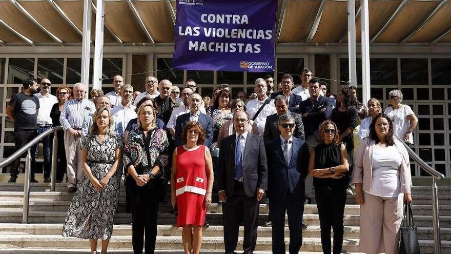 Participantes en la concentración por el doble crimen, ayer, ante la sede del Gobierno de Aragón.