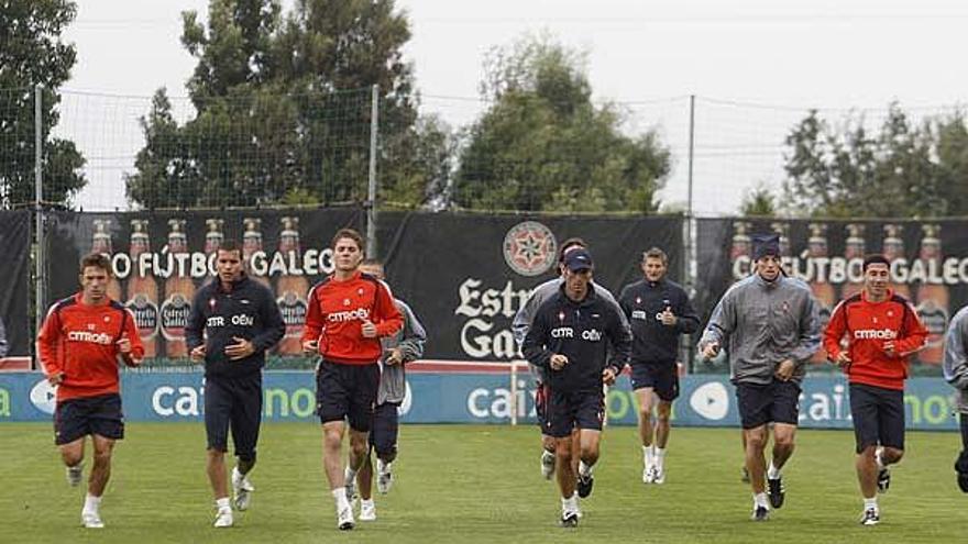 Roberto Lago (primero por la derecha), ayer, antes de sufrir el esguince en el tobillo.