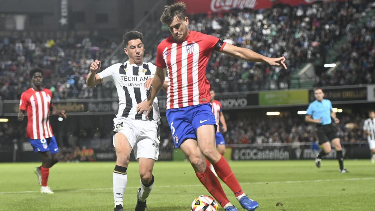 Kostis jugó con el filial del Atlético en Castalia.