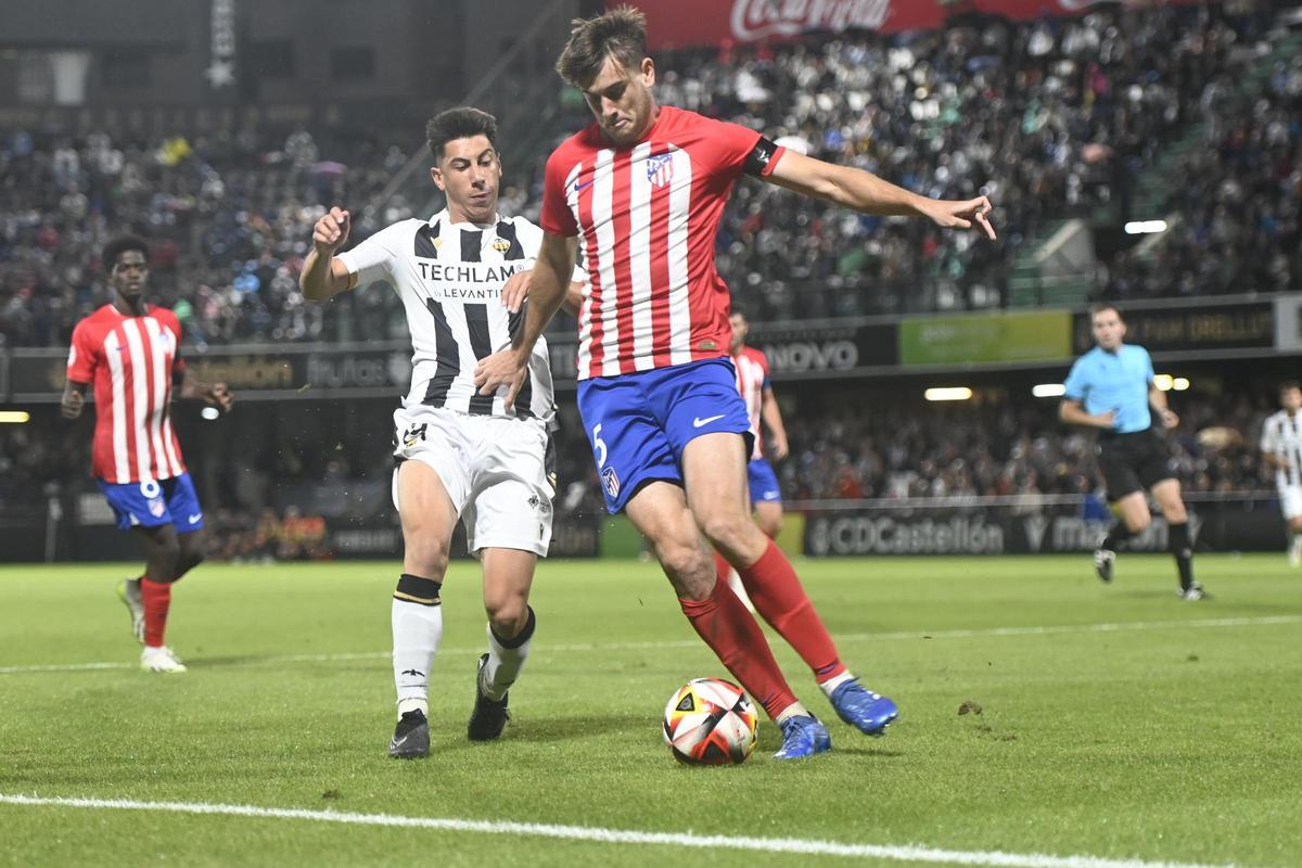 Kostis jugó con el filial del Atlético en Castalia.