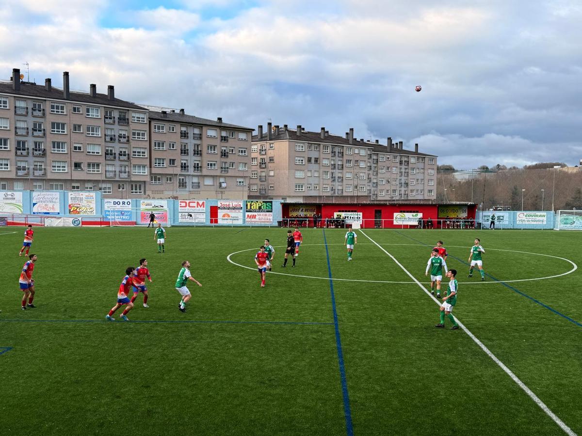 Lance del juego entre el Sigüeiro y el Burela en el estreno del nuevo césped del Lino Balado.