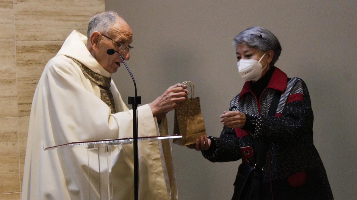 El sacerdote Silverio Rodríguez Zapico, junto a una feligresa.