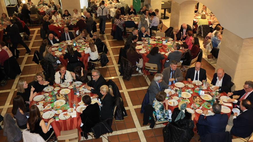 La AECC rinde homenaje al voluntariado en su tradicional cena solidaria La AECC rinde homenaje al voluntariado en su tradicional cena solidaria