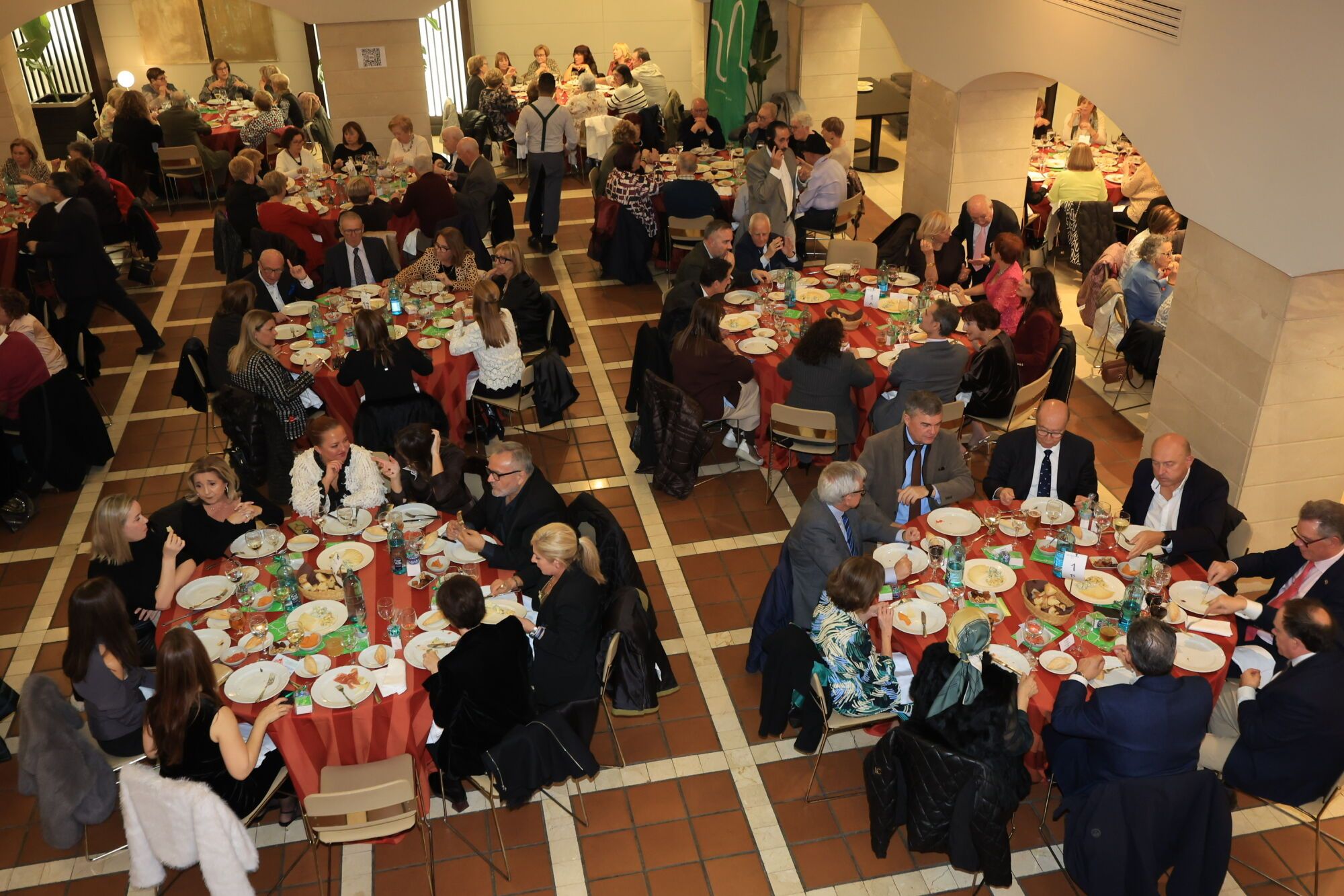 La AECC rinde homenaje al voluntariado en su tradicional cena solidaria