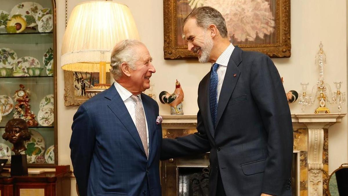 Carlos III y Felipe VI, esta tarde, en el encuentro privado que han mantenido en el Palacio de Clarence House, en Londres.