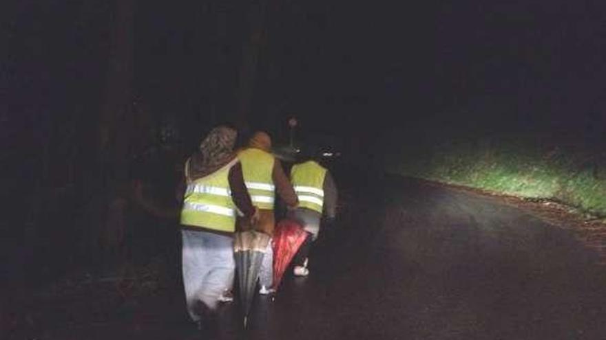 Usuarios con chalecos reflectantes en el camino de Ameixeira.  // S.A.