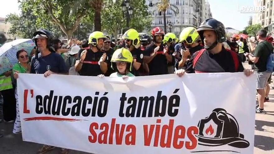 Los bomberos se suman a la protesta de los docentes en huelga