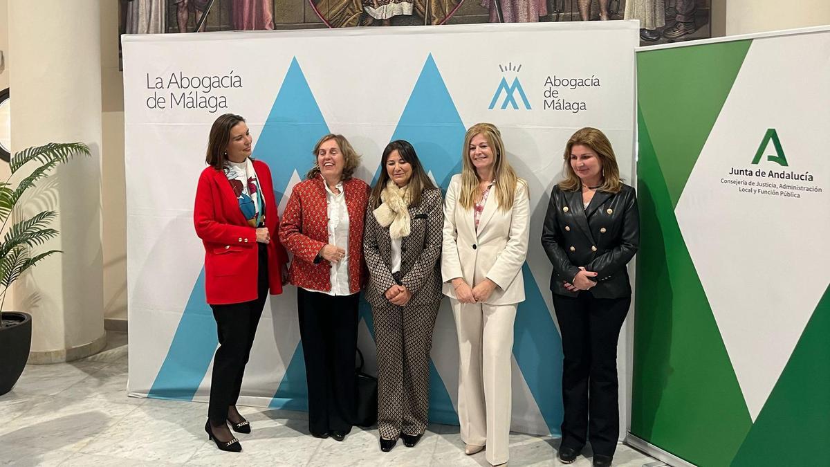 Cristina Hurtado, Lourdes Garcia, Flor Carrasco e Isabel González, junto a Rosalía de los Ángeles, moderadora de la mesa.