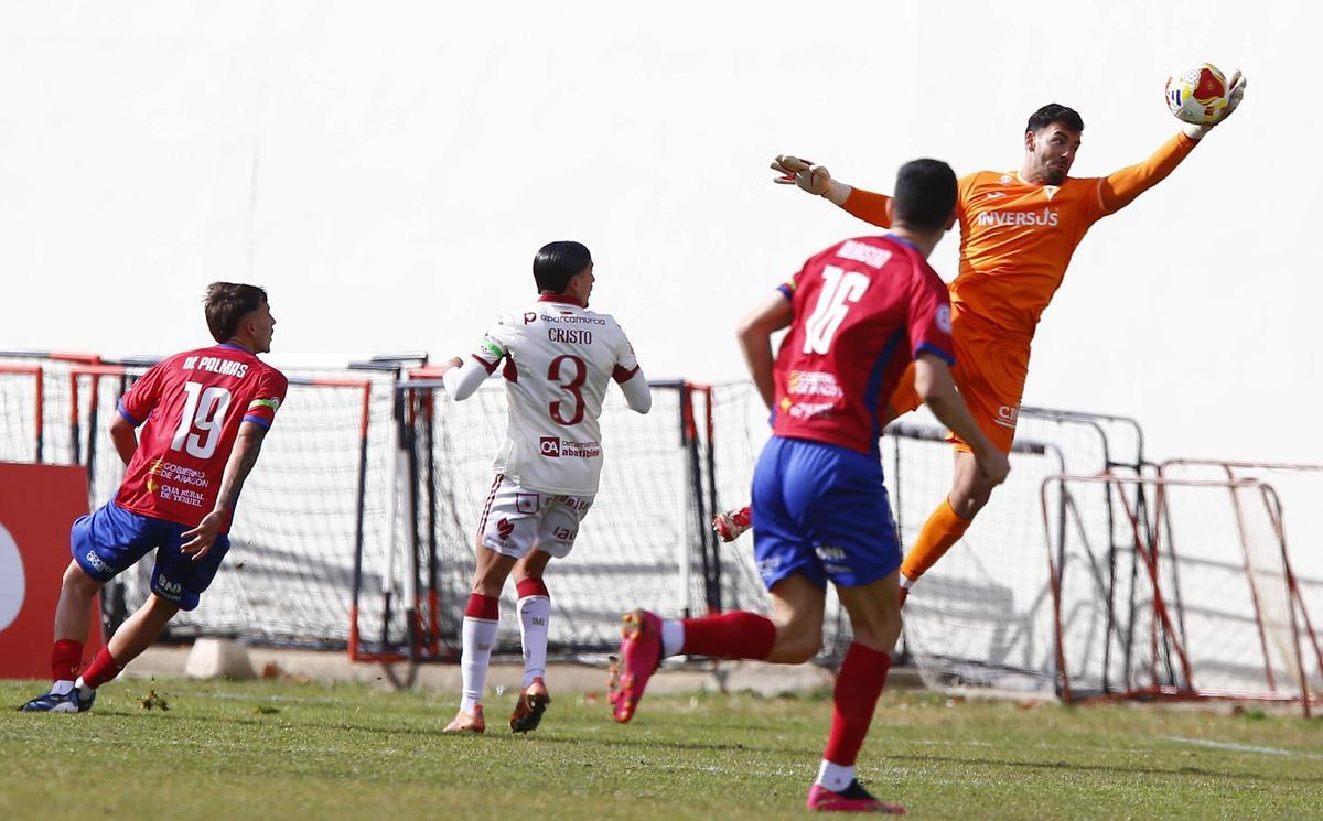 Gazzaniga en una acción del partido
