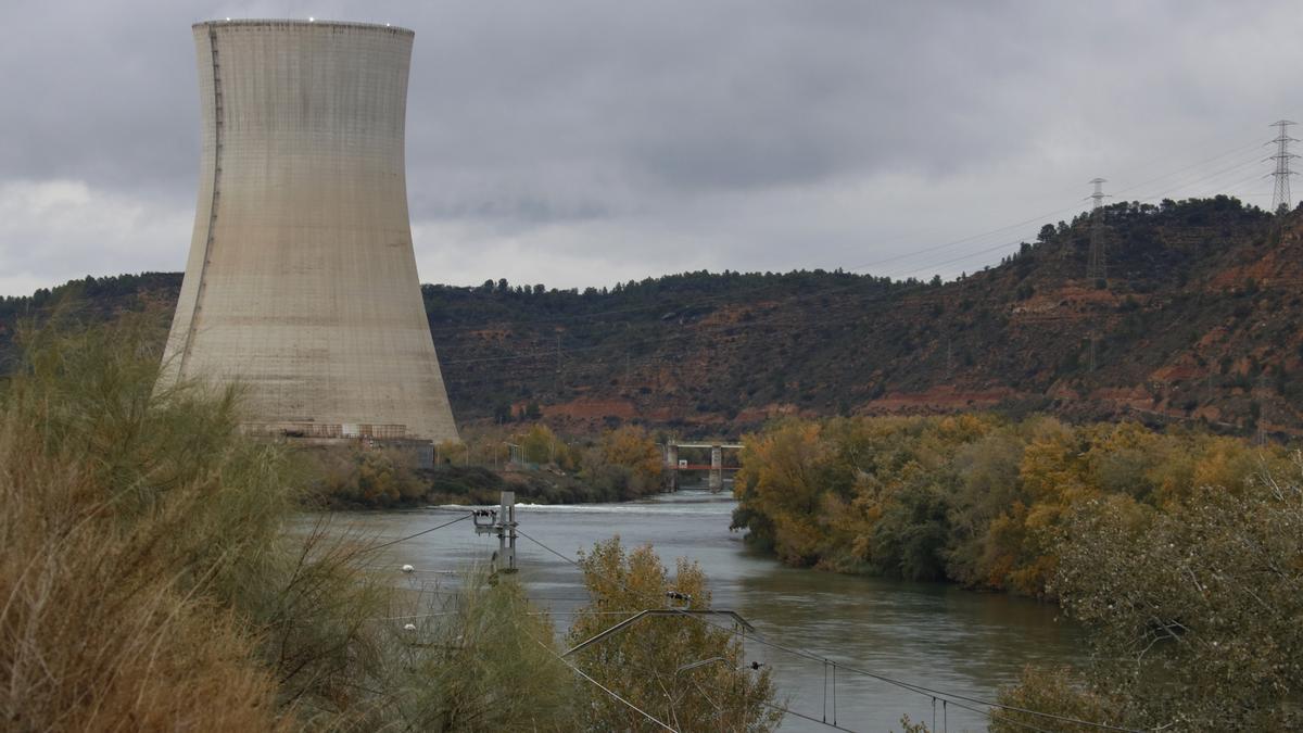 Pla general de la central nuclear d&#039;Ascó, a la Ribera d&#039;Ebre, i de la turbina de vapor arran de riu