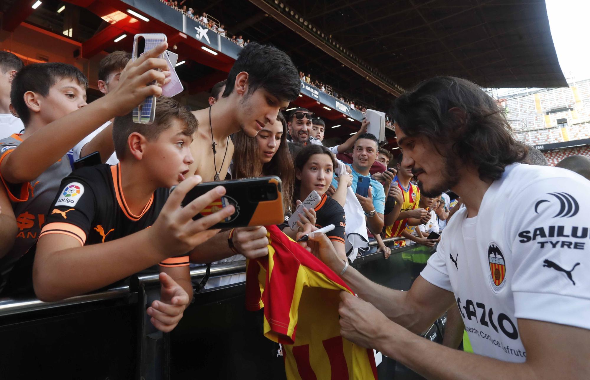 'Cavanimanía': Locura de la afición para dar la bienvenida a los fichajes del Valencia