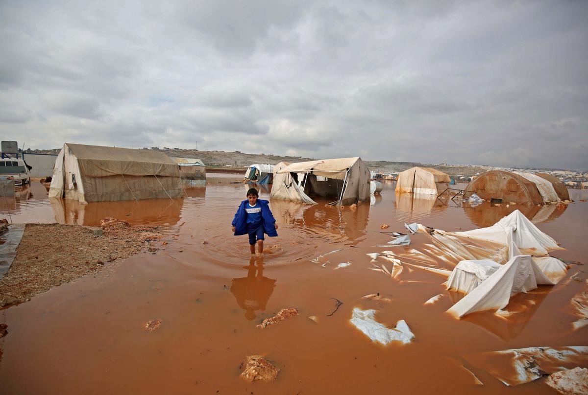 Devastació i inundacions als camps de refugiats de Síria