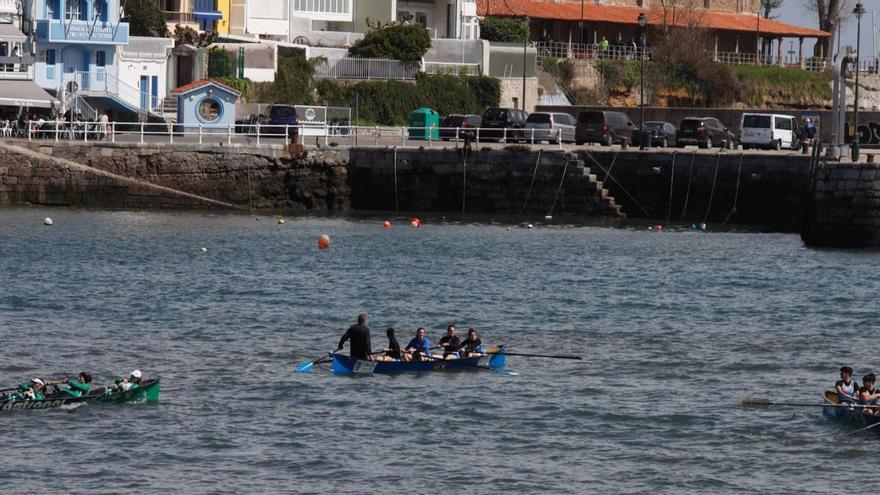 Tres bateles, en aguas gozoniegas.