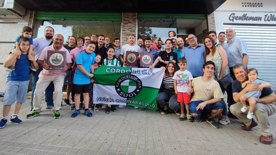 La peña Cordobamanía galardona a los mejores jugadores del Córdoba CF
