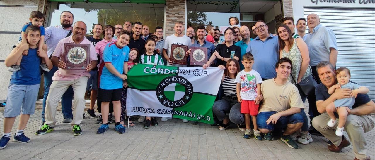 La peña Cordobamanía galardona a Javi Flores, Antonio Casas y Simo Bouzaidi tras su histórica temporada.