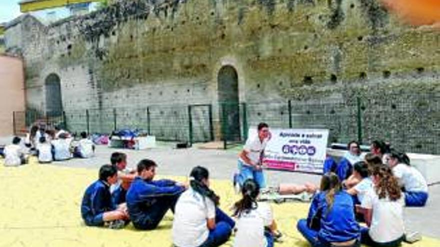 Cruz Roja enseña a jóvenes maniobras de reanimación