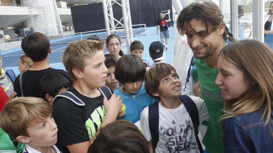 David Ferrer, rodeado de jóvenes aficionados