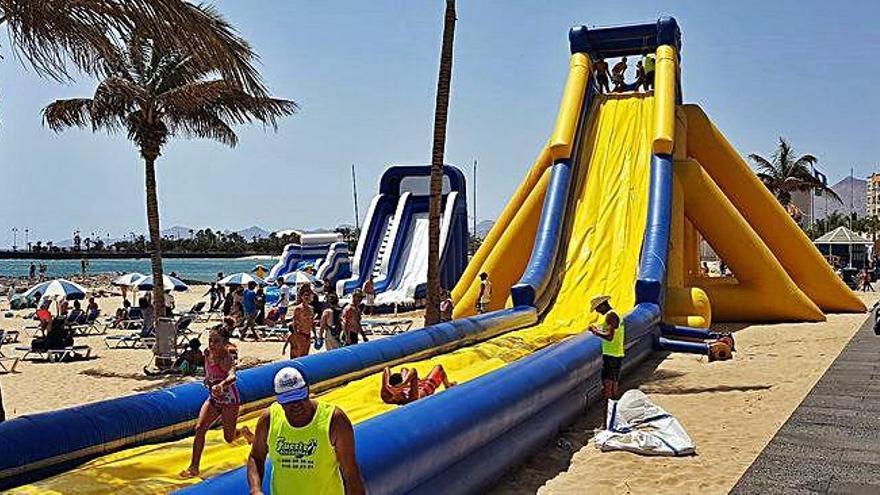 Tobogán gigante, ayer, en la playa de El Reducto. Al fondo de la izquierda, los de menor altura.