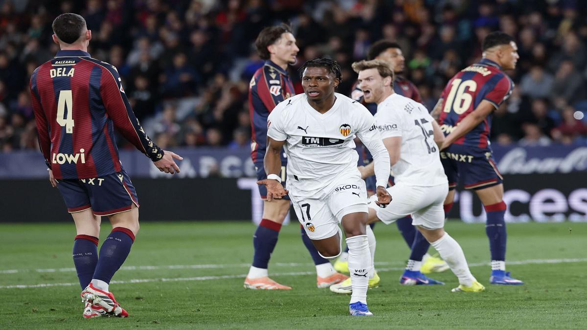 El Valencia logró imponerse en el derbi valenciano con goles de Ramazani y Sadiq