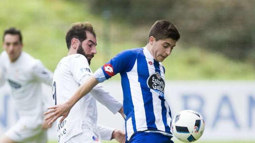 Un jugador del Deportivo B protege el balón. // J. Roller