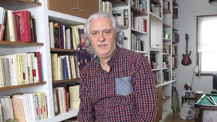 Antonio García Teixeiro, en su casa de Vigo. // Ricardo Grobas