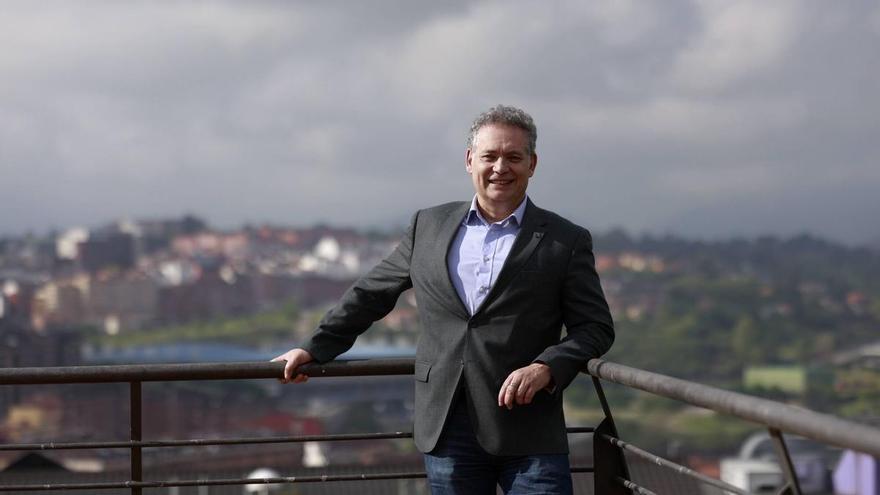 El libro de Adolfo Rivas que revindica la adolescencia: "No es oscuridad, es exceso de luz"