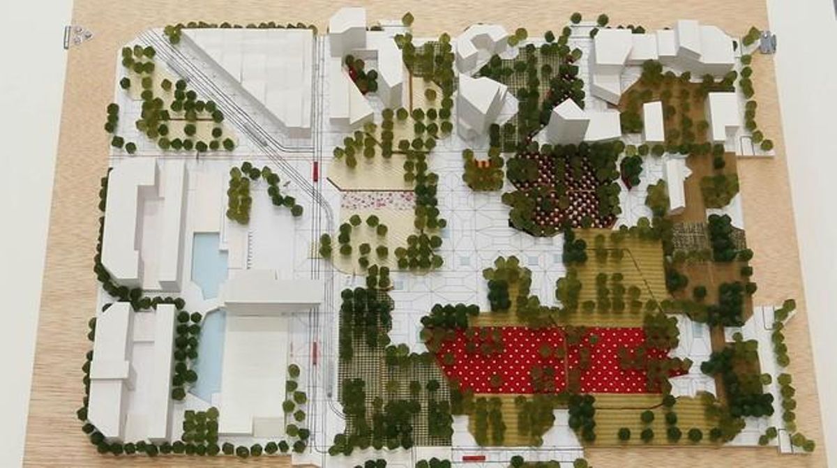 Els 10 equips d’arquitectes que opten a fer el projecte de la plaça presenten les seves propostes. El jurat internacional té un mes per elegir una combinació de verd, mobilitat i edificis. Projecte Tres cartes.