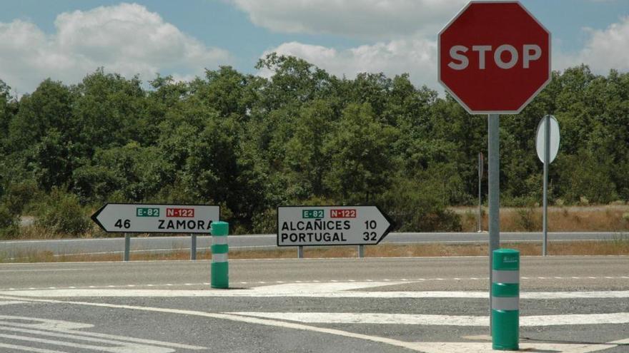 Indicaciones en un tramo de carretera de la N-122 a Portugal.