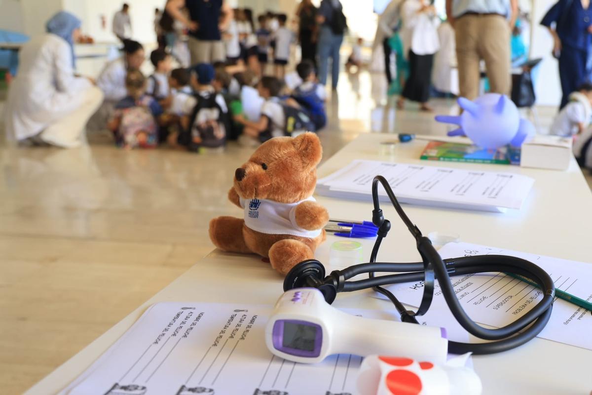 Estudiantes de Medicina de Alicante y Elche "pasan consulta" con los niños en el "I Hospital de Ositos"