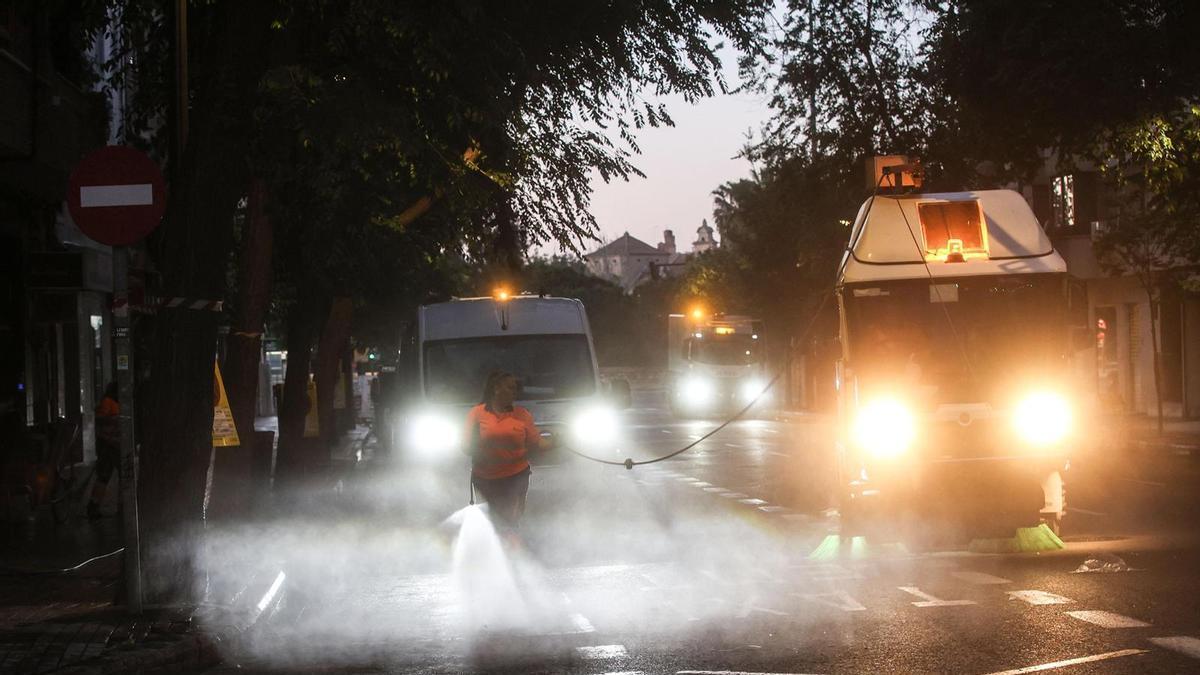 Los servicios de limpieza aseando a fondo la avenida de Burjassot