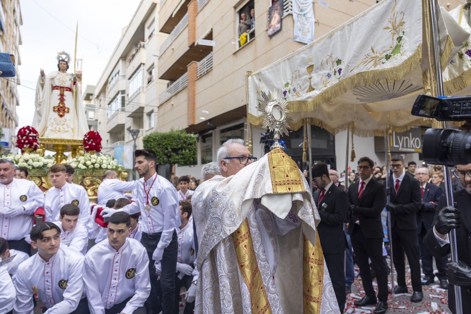 Emotivo Encuentro del Domingo de Resurrección en Torrevieja