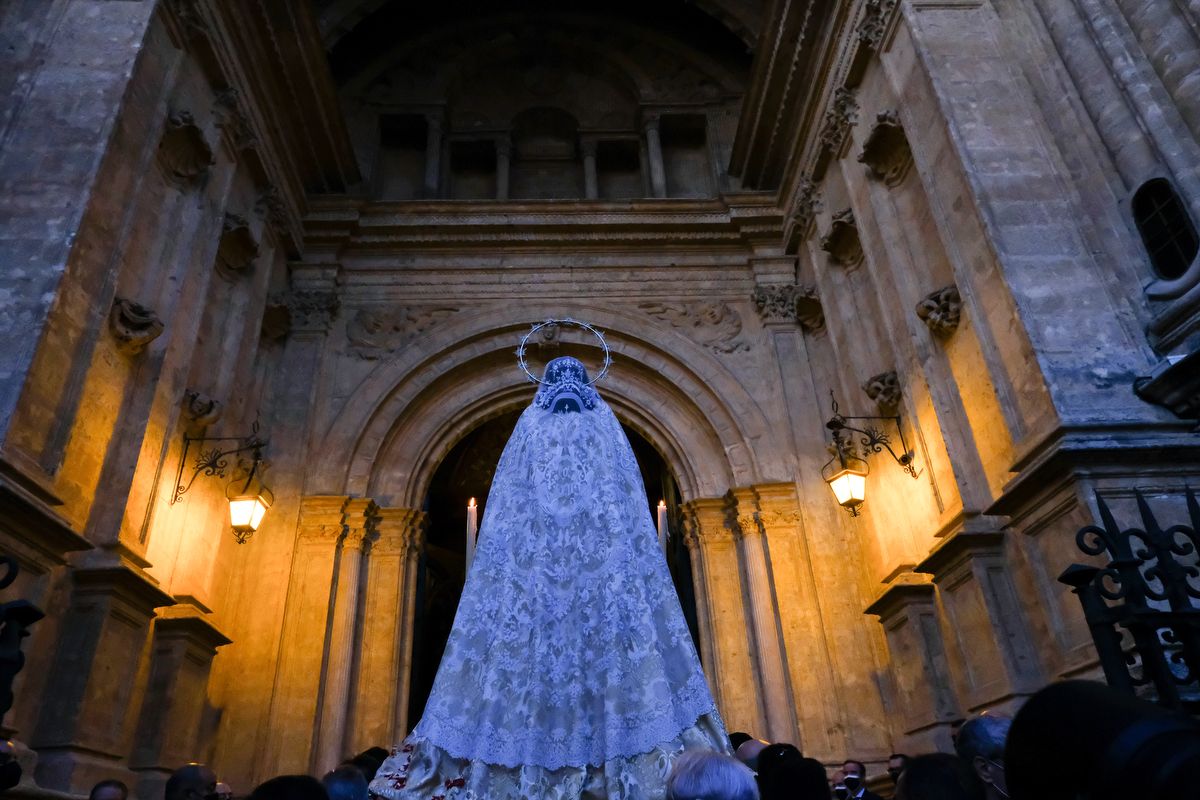 Madrugada de traslados para la veneración 'El Verbo Encarnado' en la Catedral